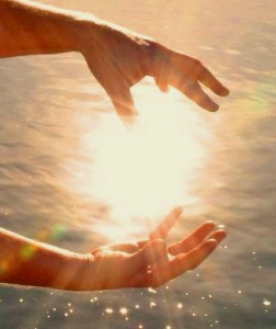 Les mains reliées au cœur massage énergétique